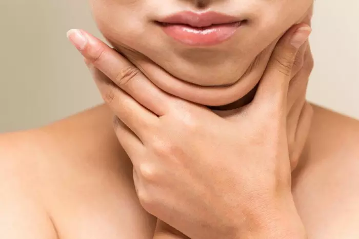 جراحی لیپوساکشن غبغب چیست؟ یک روش فوری از بین بردن چربی غبغب